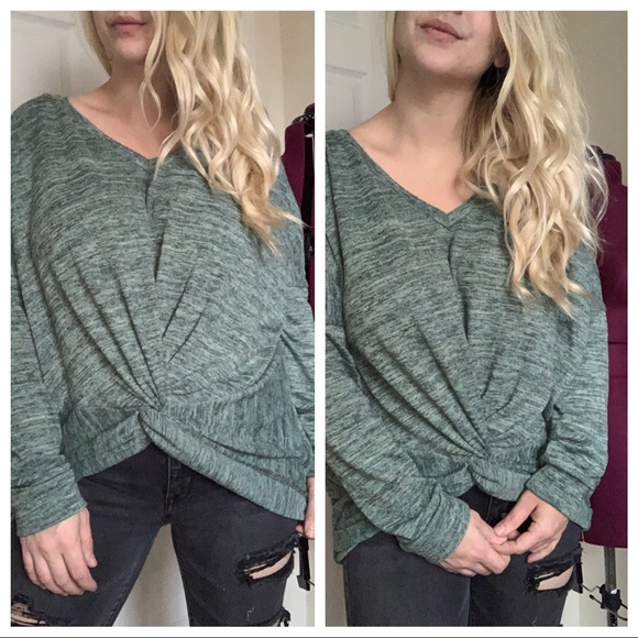 Tops - Closet clear out 🚨 Sage knot sweater top